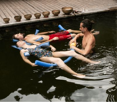 Sessão de aquatic bodywork em grupo, aplicação da identidade Almond Tree em fotografia