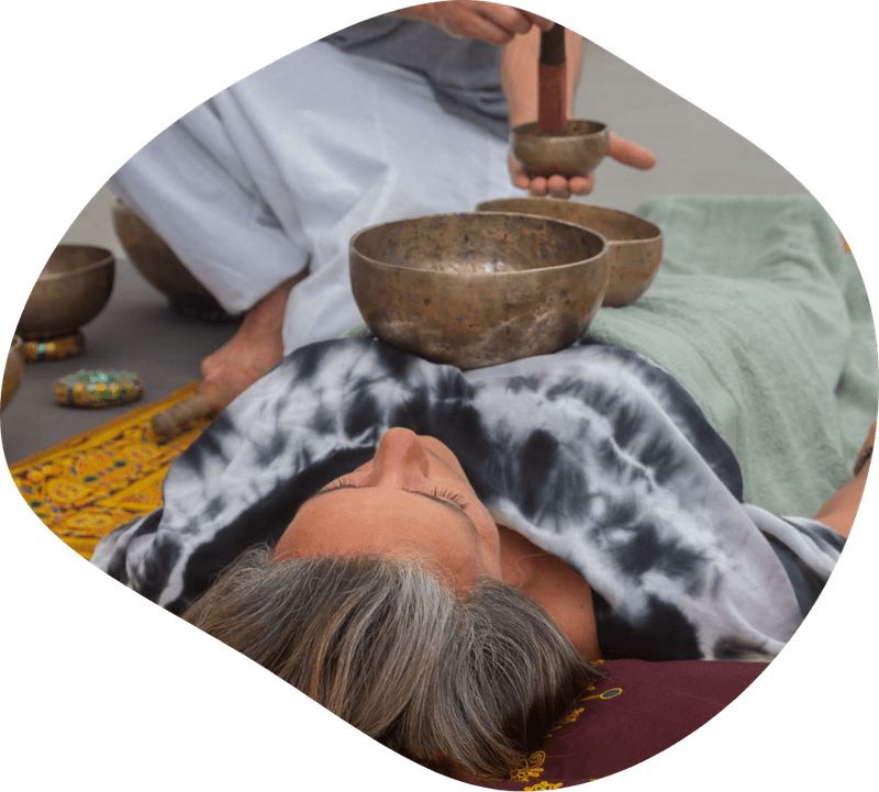 Sessão de sound healing Almond Tree com taças tibetanas, fotografia recortada na forma da amêndoa