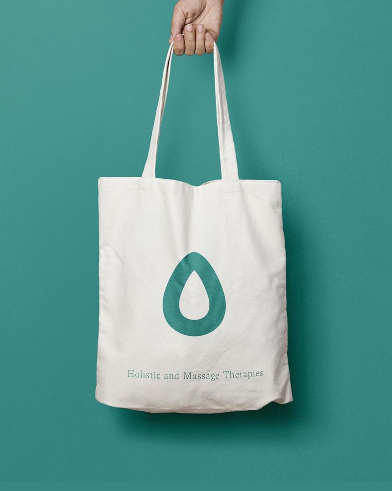 Tote bag com identidade visual Almond Tree Therapies, aplicação da marca em merchandising