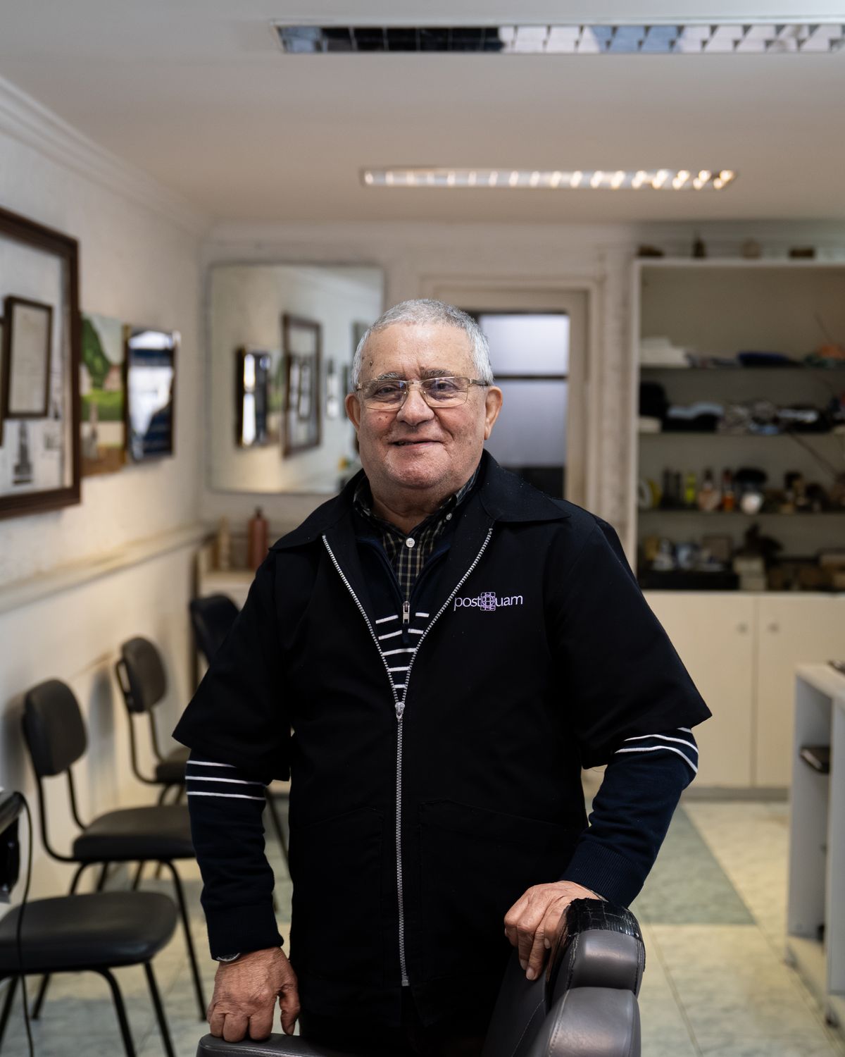Comerciantes de Barbearia Porto, série As Caras do Bairro