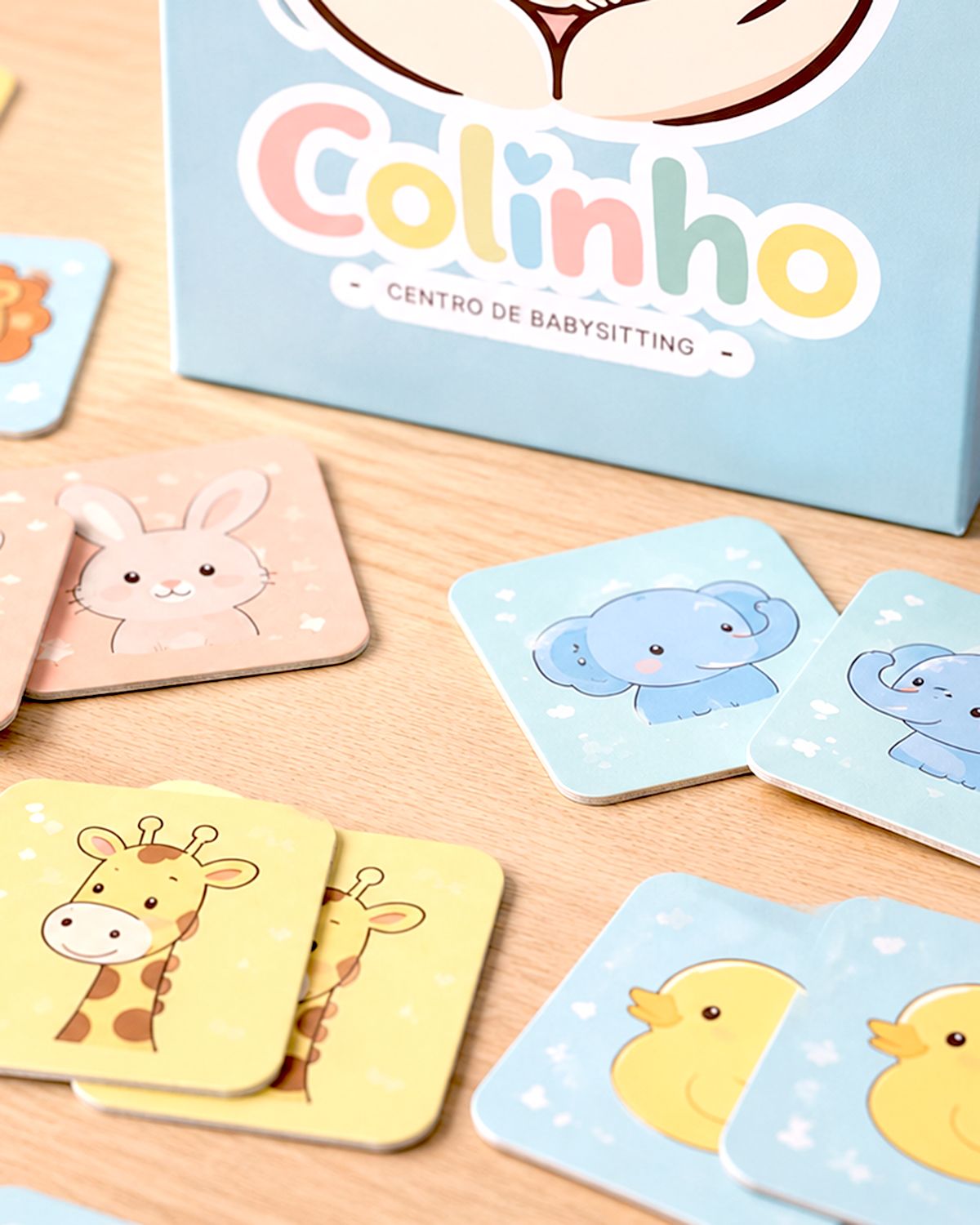 Bebé com o jogo da memória Colinho nas mãos, design de produto da marca de babysitting em Faro