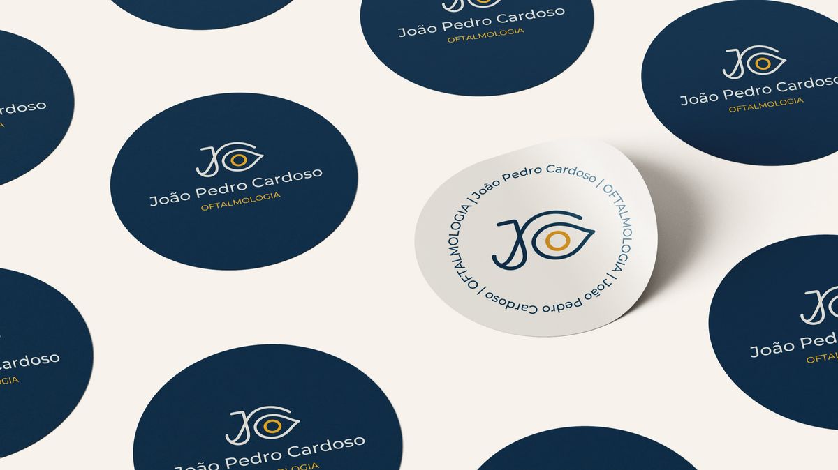 Autocolante redondo com o logotipo da marca Dr. João Pedro Cardoso
