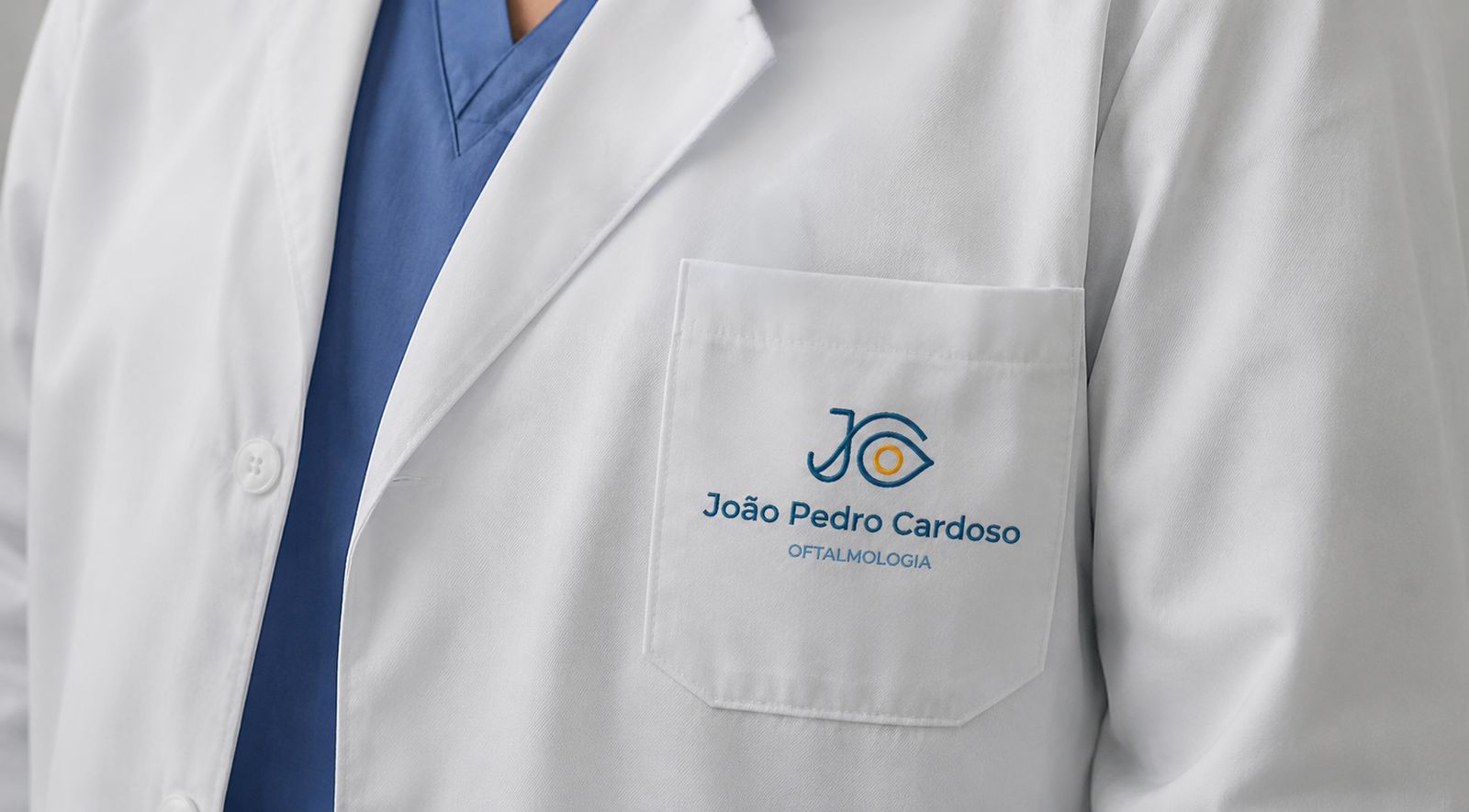 Bata médica do Dr. João Pedro Cardoso com logotipo bordado da marca de oftalmologia nos Açores
