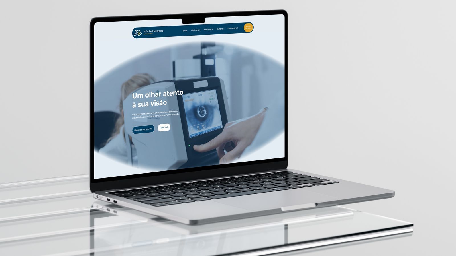 Website do Dr. João Pedro Cardoso aberto num portátil, mostrando o hero com o lema Um olhar atento à sua visão