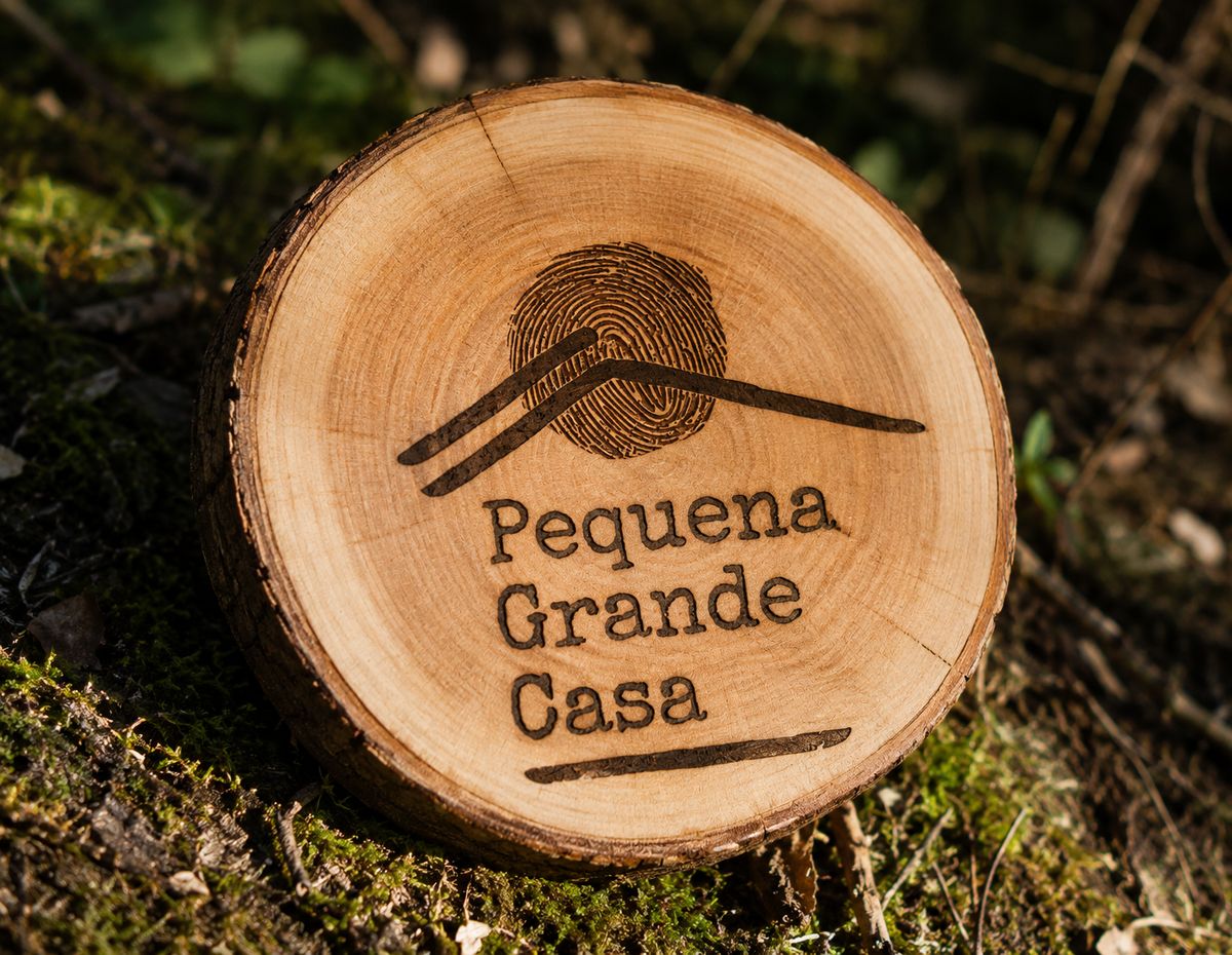 Logótipo da Pequena Grande Casa aplicado em madeira
