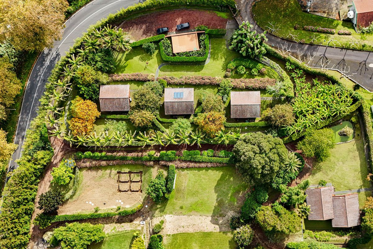 Cottage com varanda integrado nos jardins da Quinta dos Curubas