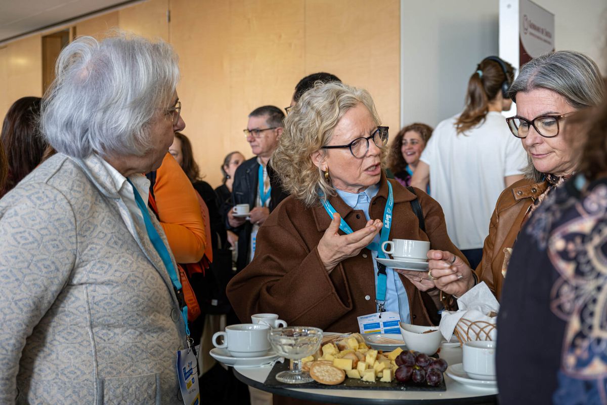 Participantes em networking durante o evento